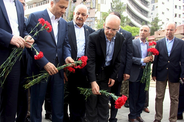 Şimşek, karanfil bıraktı