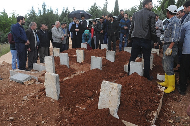 Gaziantep'teki faciada ölen baba ve çocuklar yan yana toprağa verildiler