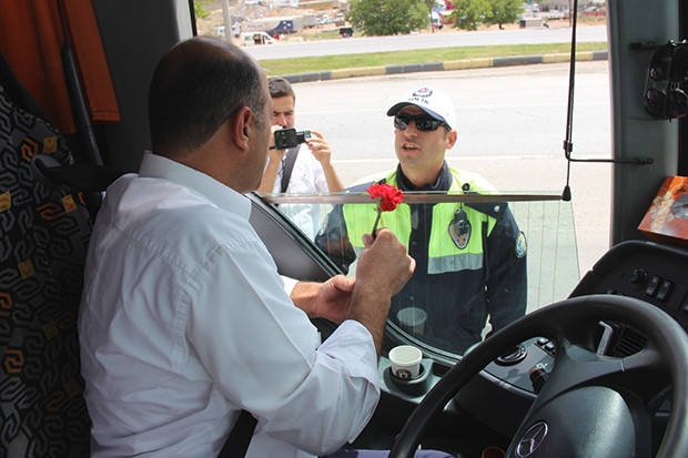 Gaziantep'te Trafik polisleri sürücülere karanfil dağıttı