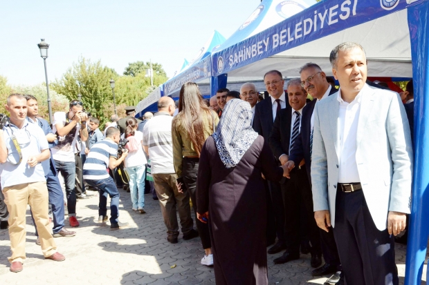 Yerlikaya, vatandaşla bayramlaştı