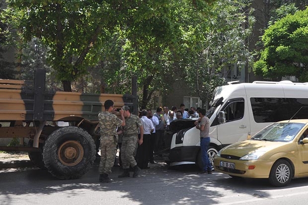Gaziantep'te servis minibüsü askeri kamyona çarptı