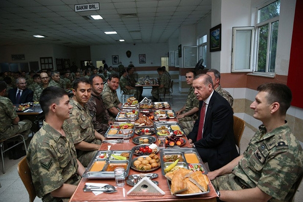 Cumhurbaşkanı Erdoğan, Mardin'de Askerlerle İftar Yaptı
