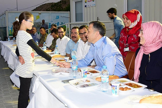 Vali Yerlikaya, Suriyelilerle iftar açtı