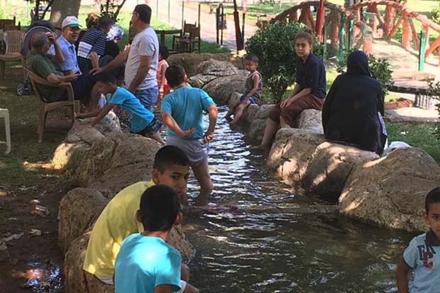 İslahiye'de çocuklar süs havuzunda serinliyor