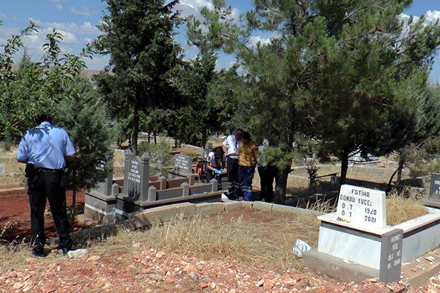 Mezarlıkta erkek cesedi bulundu