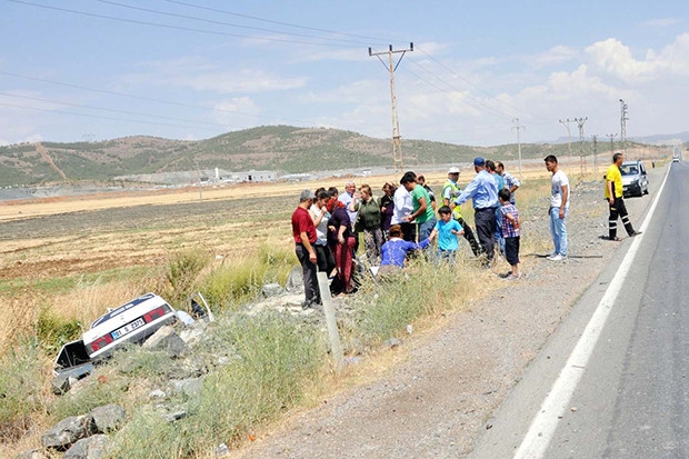 Nurdağı'nda minibüs ile otomobil çarpıştı: 11 yaralı