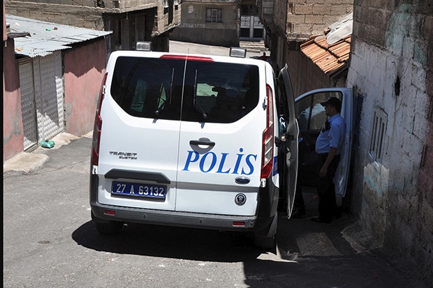 Kavga sırasında ateşlenen tüfek yolda geçeni yaraladı