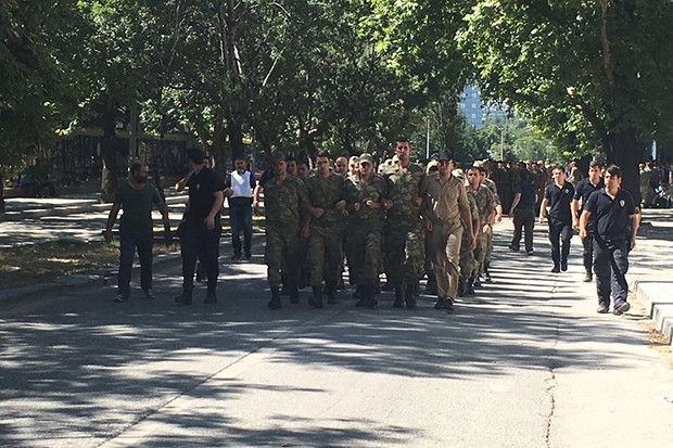 Genelkurmay Başkanlığı'nda bulunan 200'e yakın silahsız er polislere teslim oldu