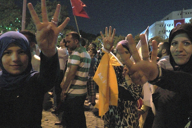 Türklerle Suriyeliler el ele demokrasi nöbetinde
