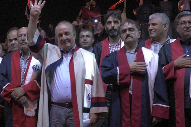 Gaziantep Üniversitesi Öğretim üyeleri demokrasi nöbetinde