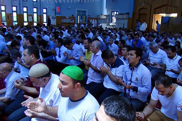 Vatandaş Cuma namazında Demokrasi Şehitleri için dua etti