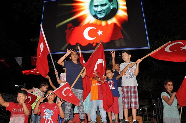 Gaziantep'te demokrasi nöbeti sürüyor
