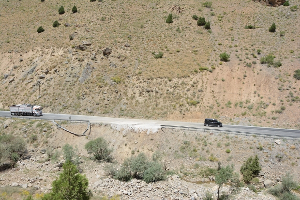 Van'da askeri araçların geçişi sırasında patlama