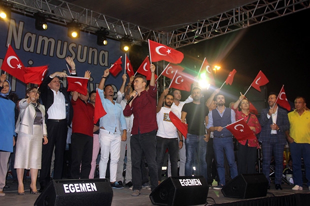 Gaziantep’teki demokrasi nöbetine sanatçılar da katıldı