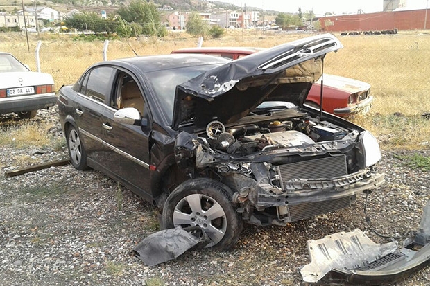 Otomobille hafif ticari araç çarpıştı: 6 yaralı