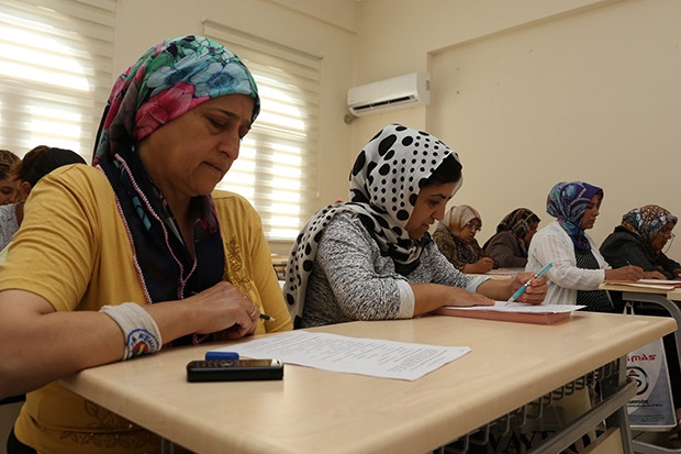 Gaziantep'te azimli kadınlar okuma-yazma öğreniyor