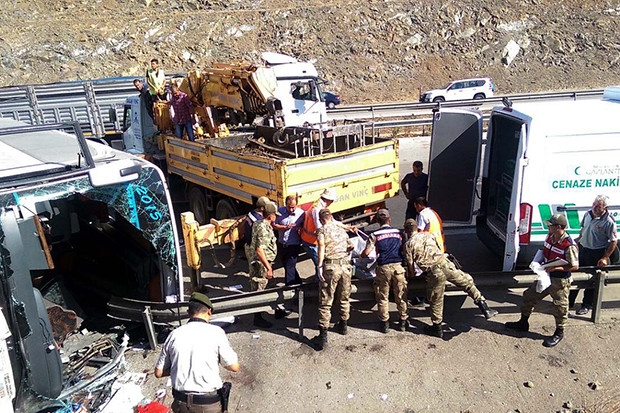 Gaziantep'te yolcu otobüsü devrildi: 4 ölü, 31 yaralı