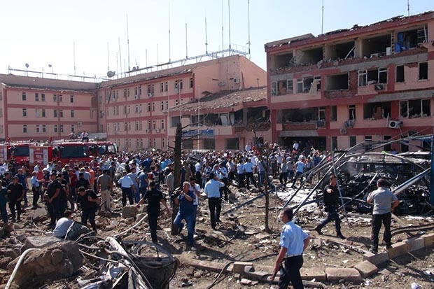 Elazığ Emniyet Müdürlüğü'ne bombalı saldırı