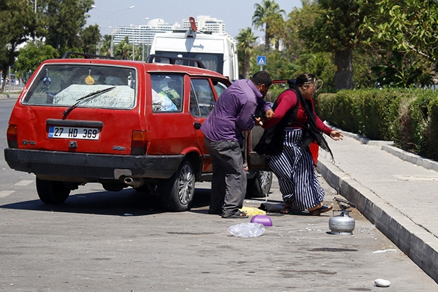 Yol ortasında karısını dövdü...