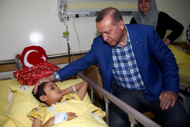 Cumhurbaşkanı Erdoğan, yaralıları ziyaret etti