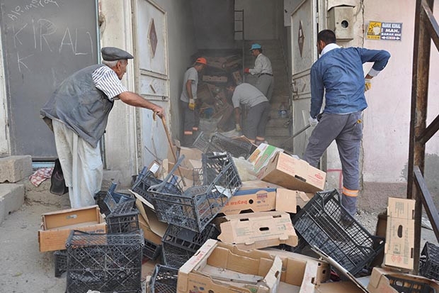Gaziantep'te evden 5 traktör çöp çıktı