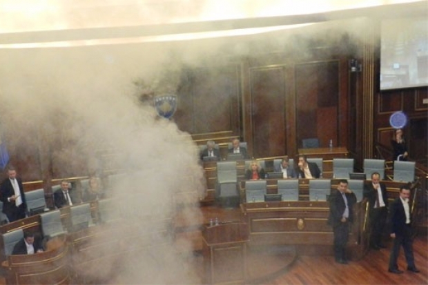 Kosova'da vekiller Meclis'e göz yaşartıcı gaz attı