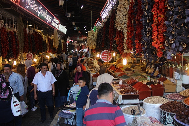 Gurbetçi vatandaşlar, Gaziantep çarşı esnafının yüzünü güldürdü