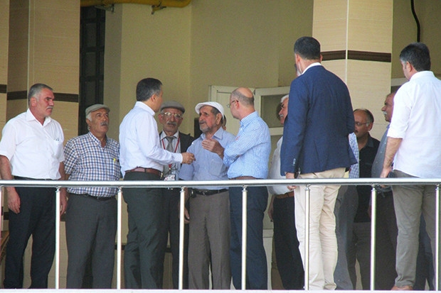 Gaziantep Valisi, bombalı eylem ihbarı yapılan Cemevi’ni ziyaret etti