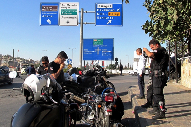 Polis uyuşturucu madde düşüren motosikletlinin peşinde