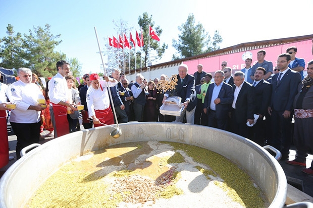 Gaziantep'te dünya barışı için aşure pişirildi