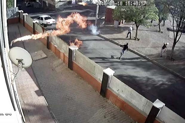 Gaziantep'te ilkokula molotoflu saldırı kamerada