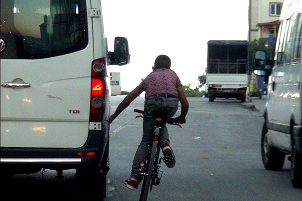Gaziantep'te bisikletle tehlikeli yolculuk