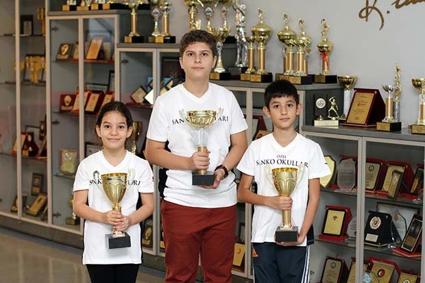 SANKO öğrencileri satrançta 3 kupa kazandı