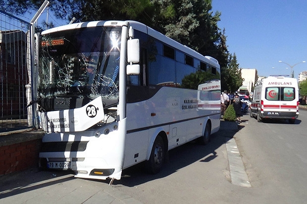Kilis'te sürücüsü kalp krizi geçiren minibüs duvara çarptı