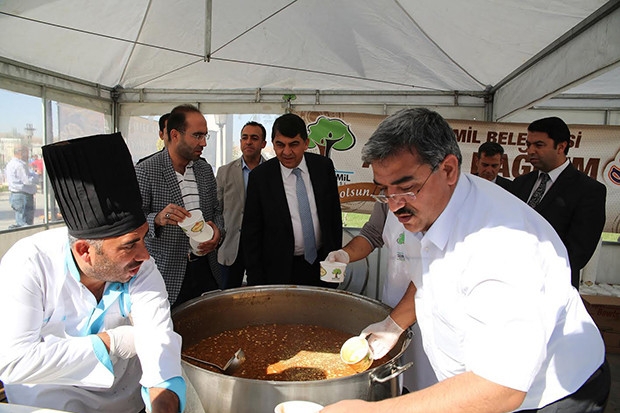 Şehitkamil’de aşure ikramı devam ediyor