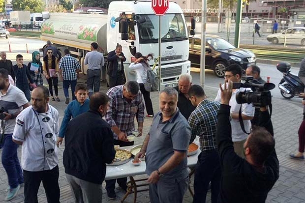 Gaziantep'te yolların kapatılmasına sinirlenen esnaf ücretsiz yemek dağıttı