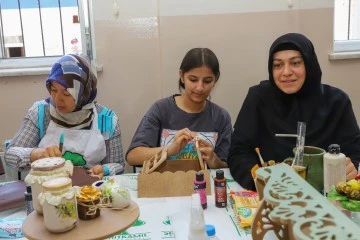 DEKORATİF AHŞAP BOYAMA KURSU YOĞUN İLGİ GÖRÜYOR   